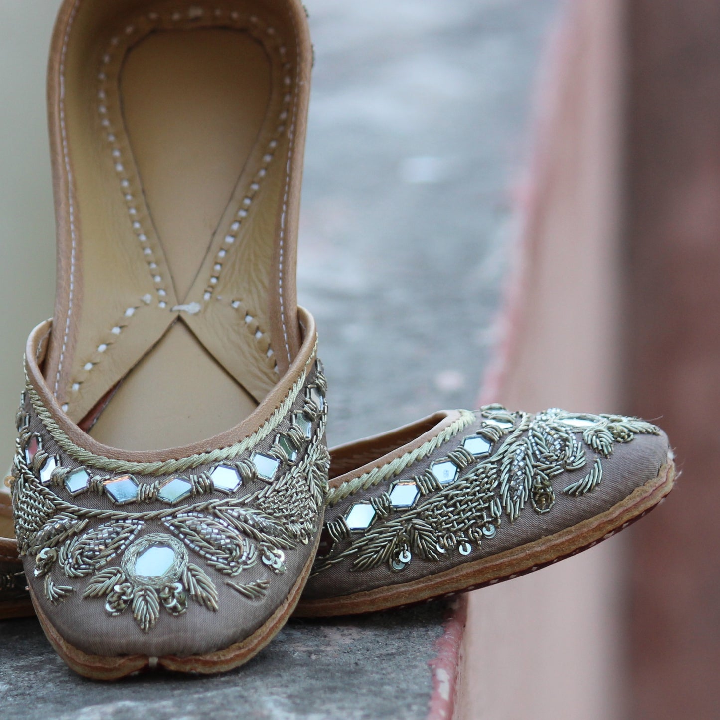 SILVER TIARA JUTTIS