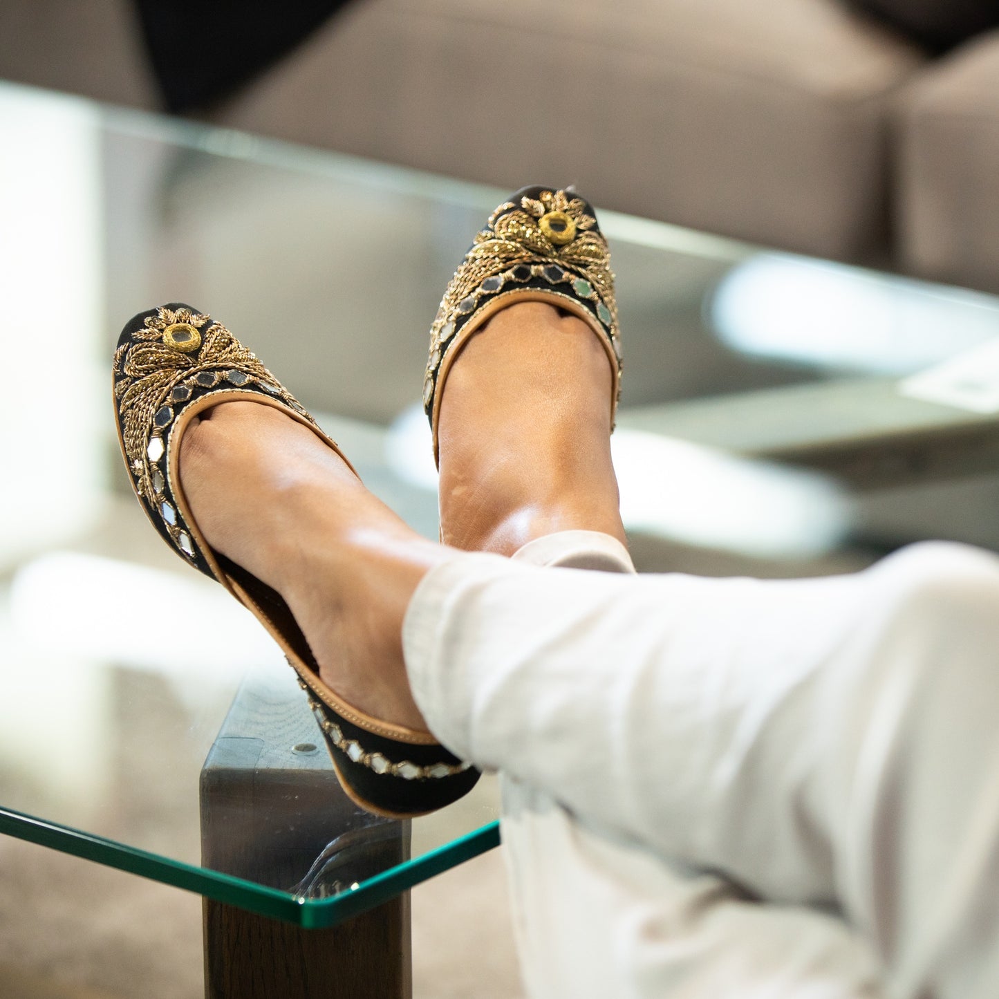 BLACK TIARA JUTTIS